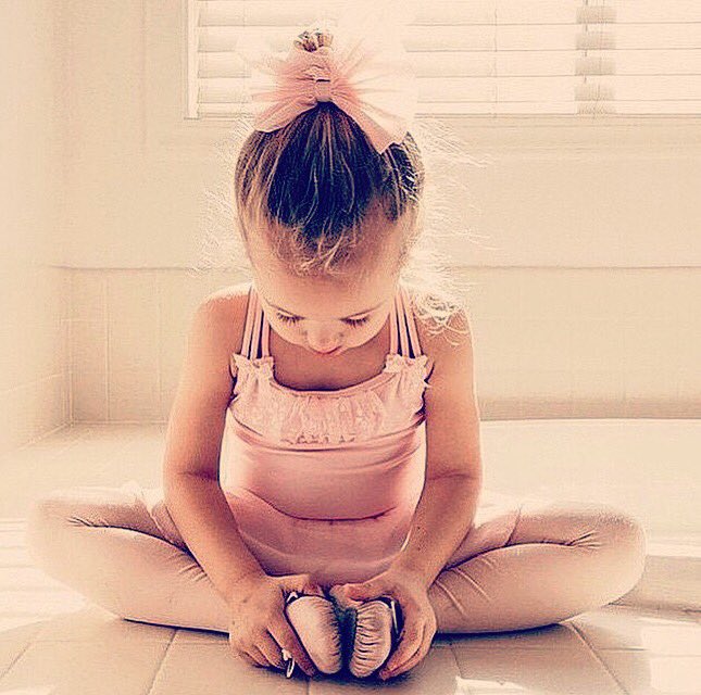 LittleLdnBallet's tweet photo. I can and I will... Watch me #mondaymotivation #llballet #IDTA #balletstretches #pink #tutuskirt https://t.co/lqubSg2Kou
