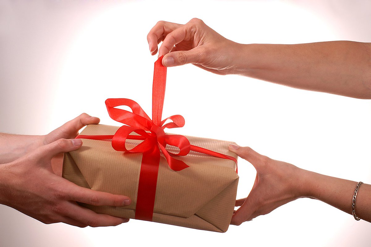 #gift #fact Women buy more gifts than men do. And they spend less too!