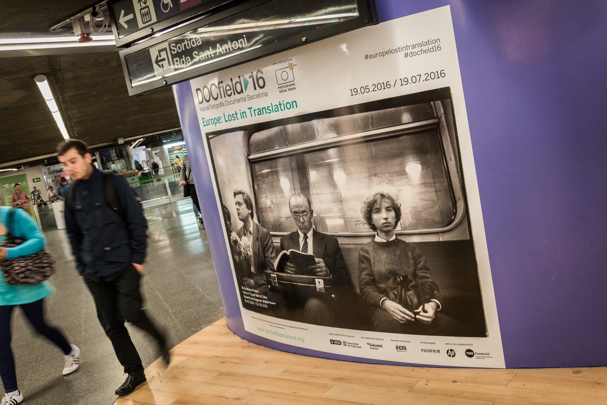 TMB_Barcelona's tweet photo. Algunes estacions de #metrobcn estan vinilades amb fotos de Misha Pedan #docfield16 "M" https://t.co/wHX0UR0tE8 https://t.co/cLCQ8vOr1Z