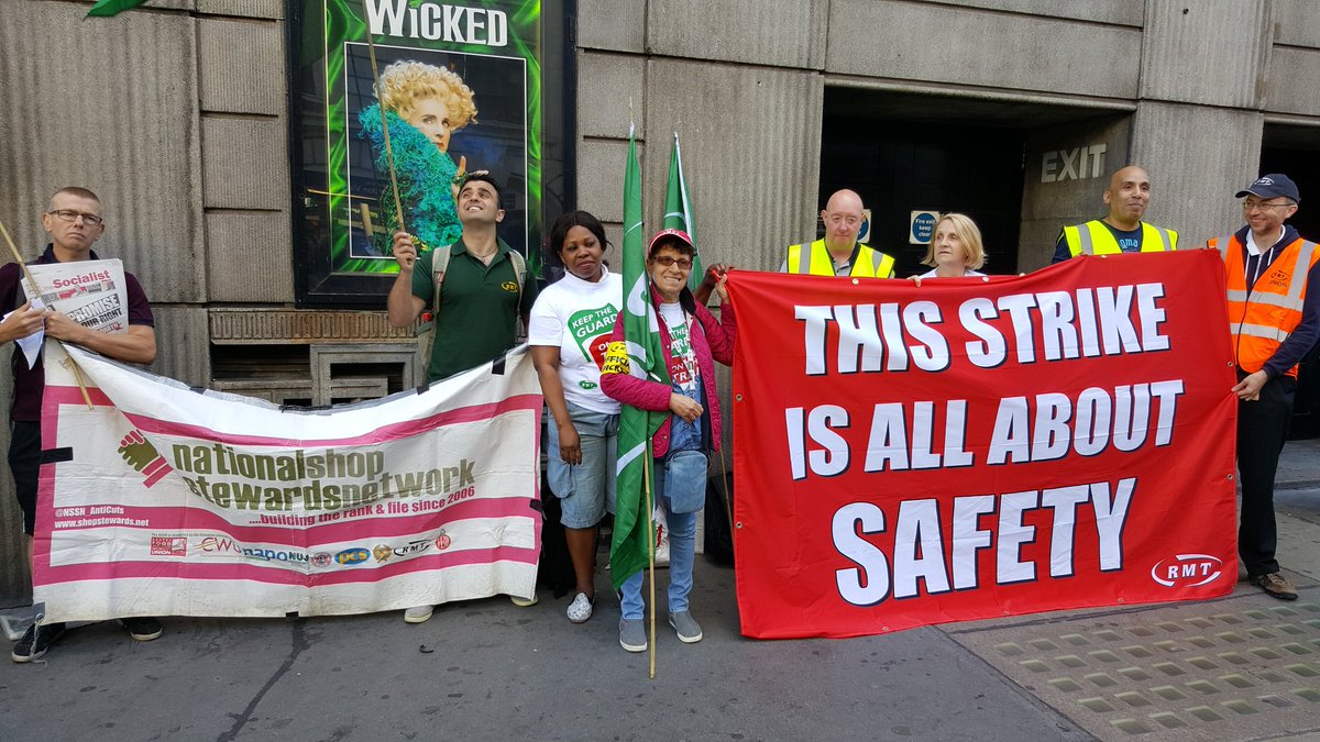 #NSSN on #Victoria picket today supporting start of 5day <a href="/RMTunion/">RMT</a> #SouthernStrike - #Nationalise <a href="/SouthernRailUK/">Southern</a>