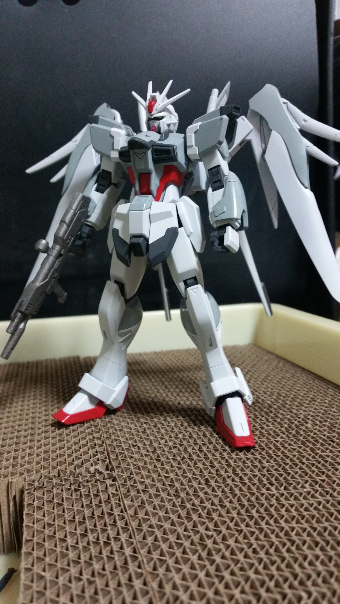 かひろ Hg 1 144でインパルスガンダムブランシュ製作中 基本塗装まで終わり 次は マスキングして細かい所も塗装していきます T Co 4cllgq8wtl Twitter