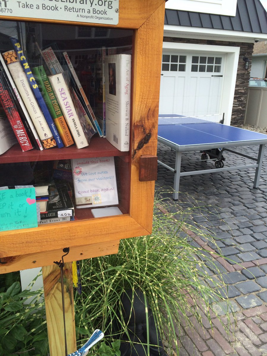 LillyLibrary822's tweet image. A free book AND a game of ping pong?!? #freebooks #ilovetoread #manasquan