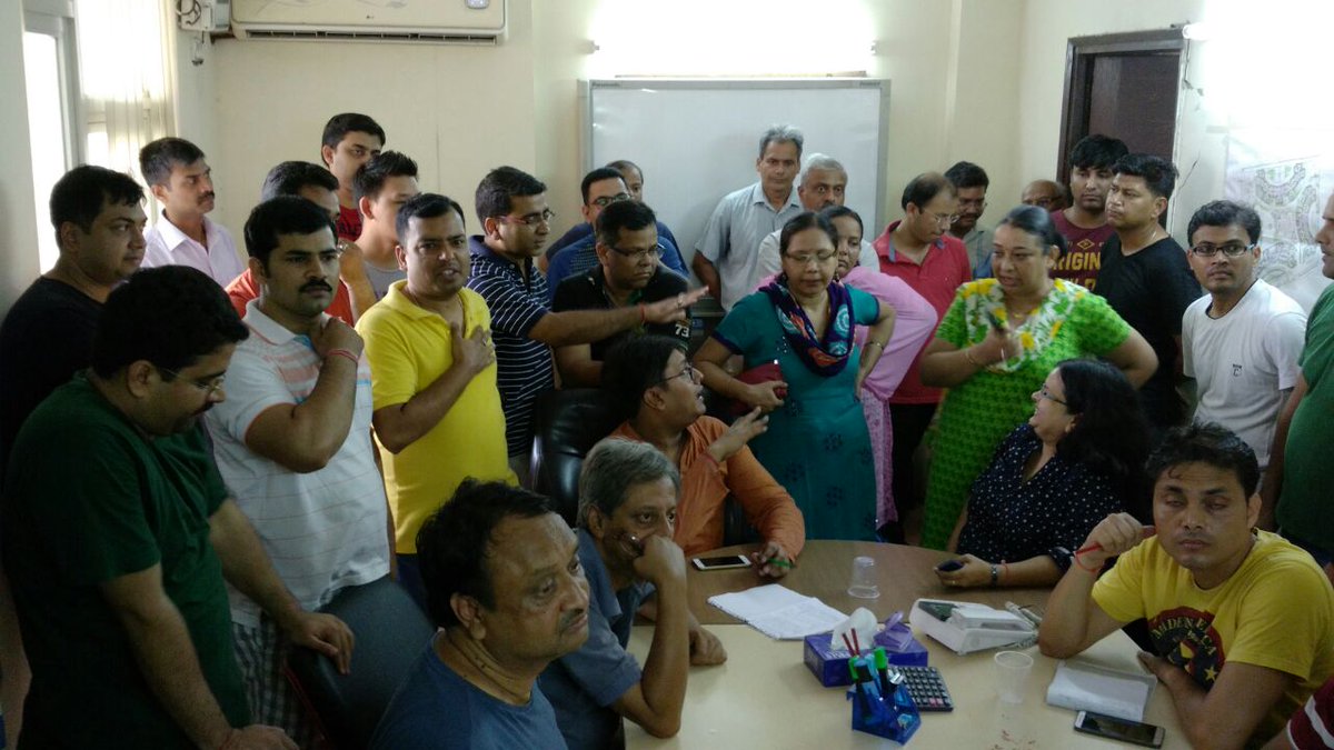 POORWA_NCR's tweet photo. Protest against maintenance issue @ PAN Oasis https://t.co/ww1t7z5gGp