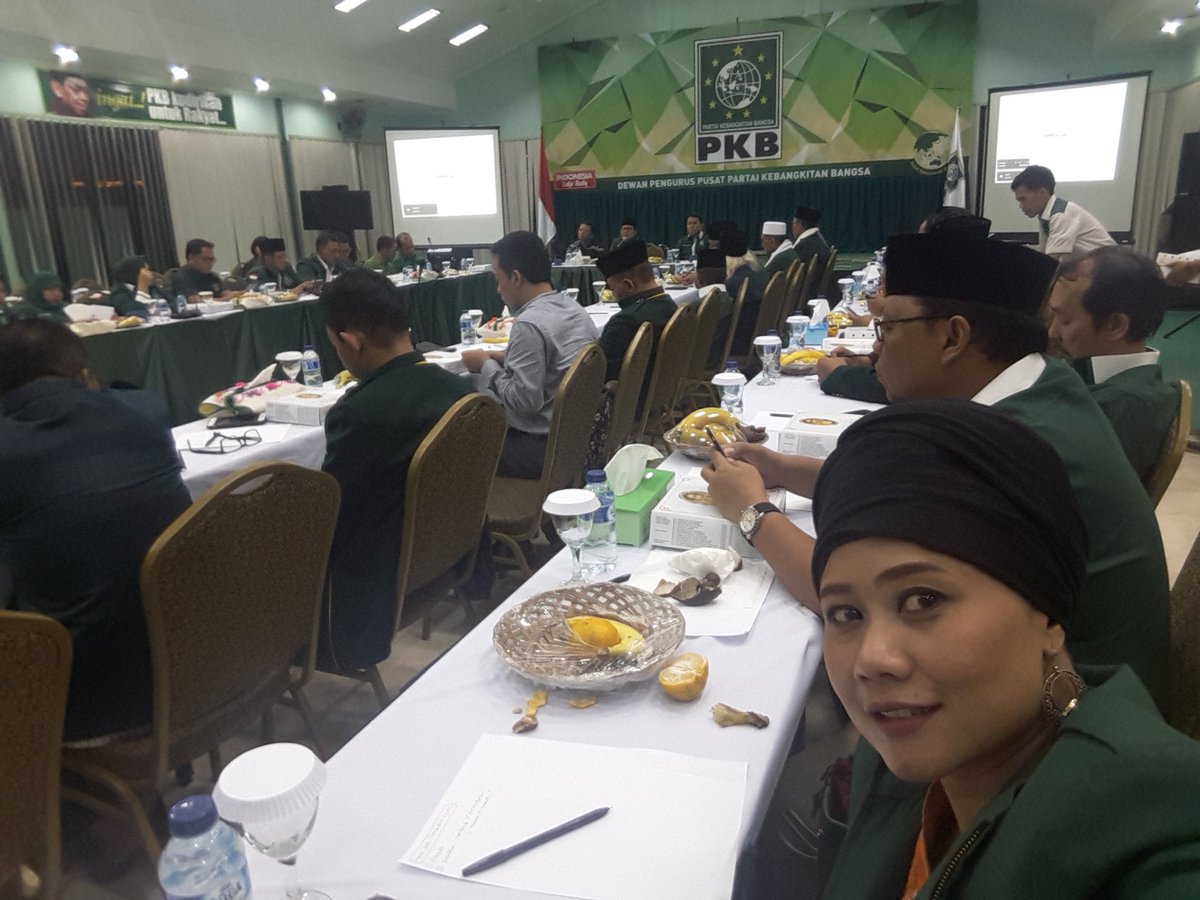 lulukhamidah's tweet photo. ketum pkb sdg update isu2 strategis,pilkada, n konsolidasi organisasi dlm rapat pleno gabungan di dpp malam ini https://t.co/qr7g6oDSOL