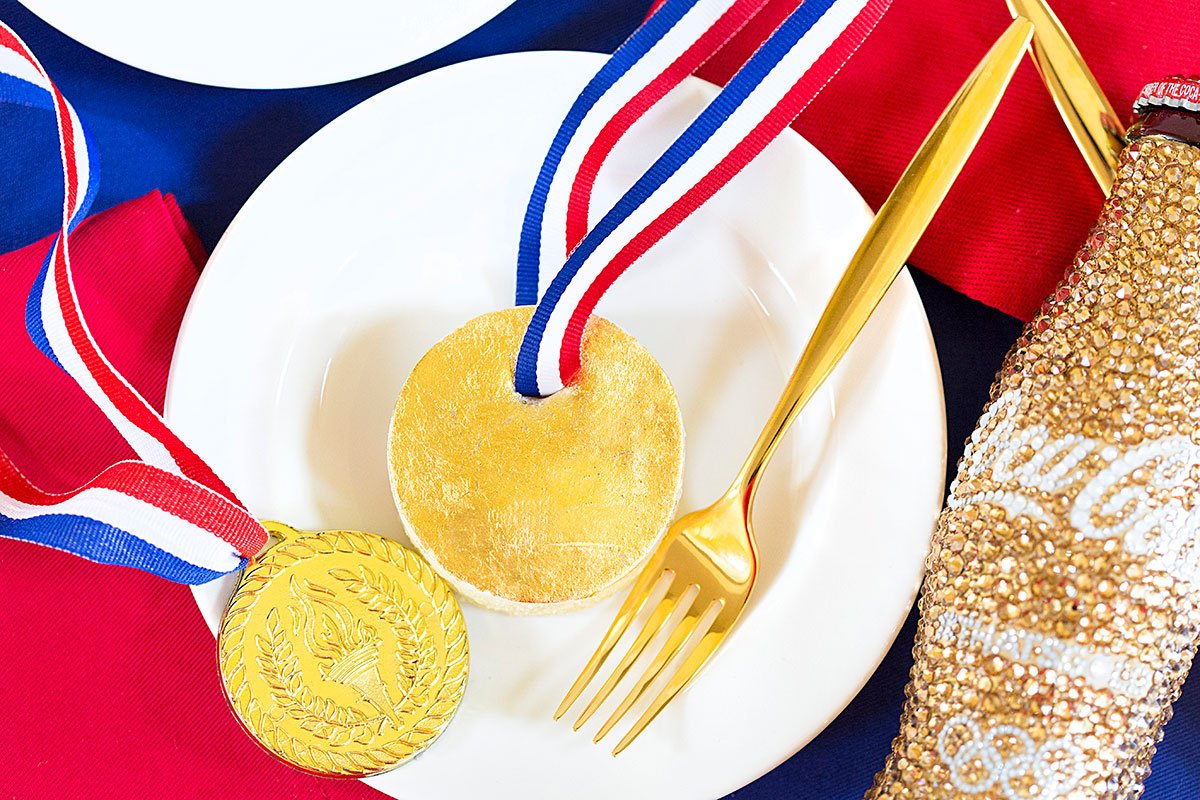 Pizzazzerie's tweet photo. Mini gold medal cakes! Grab this sweet idea here: https://t.co/Au7IlMBWBk #ThatsGold #IWorkWithCoke @CocaCola https://t.co/yAyDJjQ9gr
