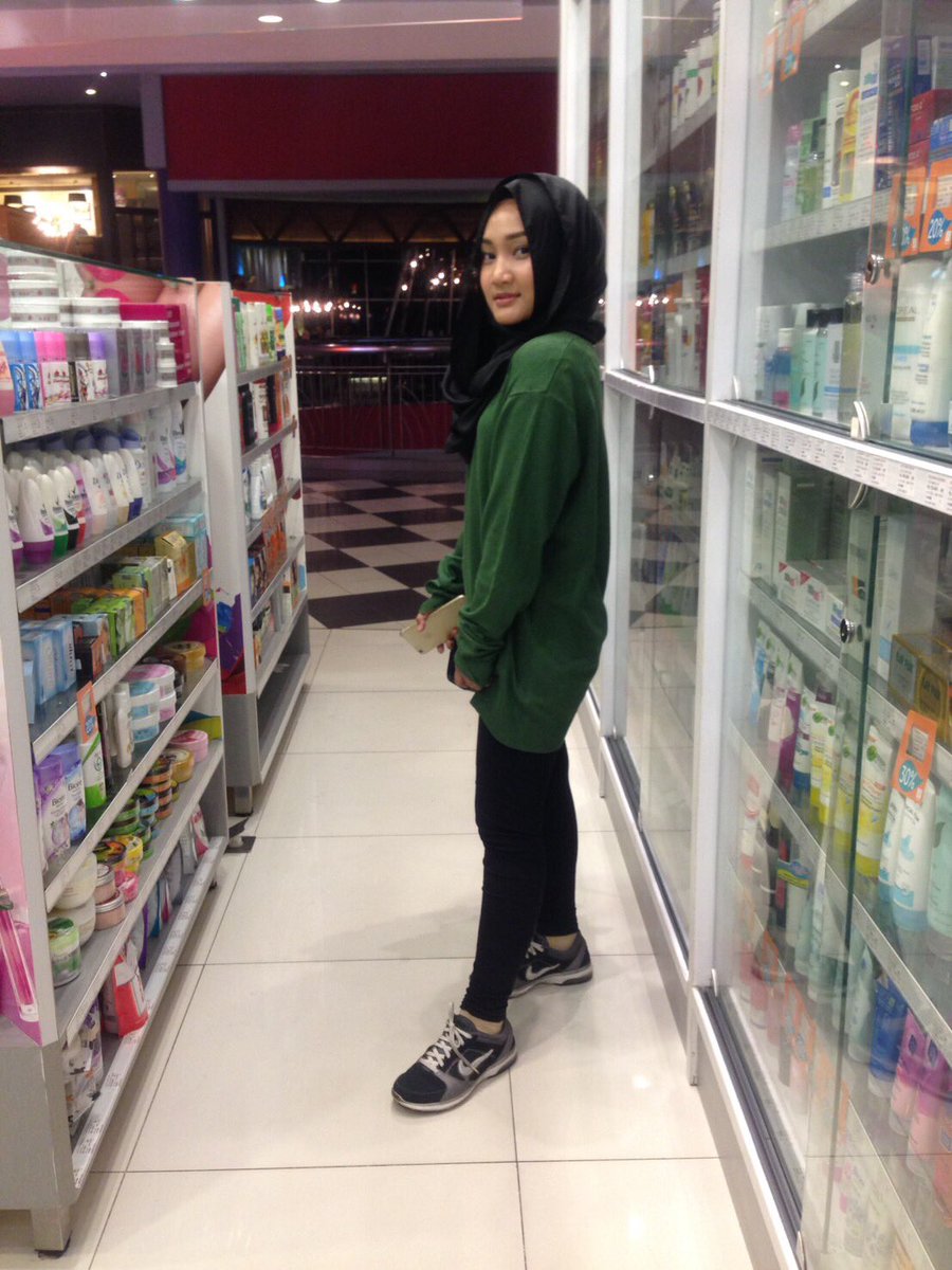 FatinSL's tweet photo. Candid beneran lagi nyari obat peninggi badan sama pelancar rejeki. 

Garing bgt maaf ya.

Eh, emangnya gendutan? 😳 https://t.co/xuoBZOgJY1