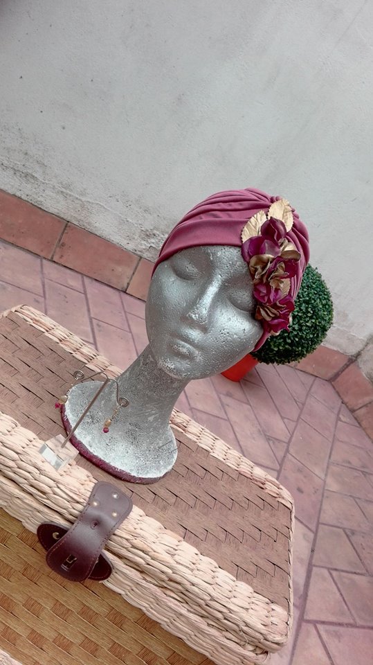 Este turbante lo puedes combinar con estos pendientes discretos en el mismo tono. El conjunto ideal para una boda