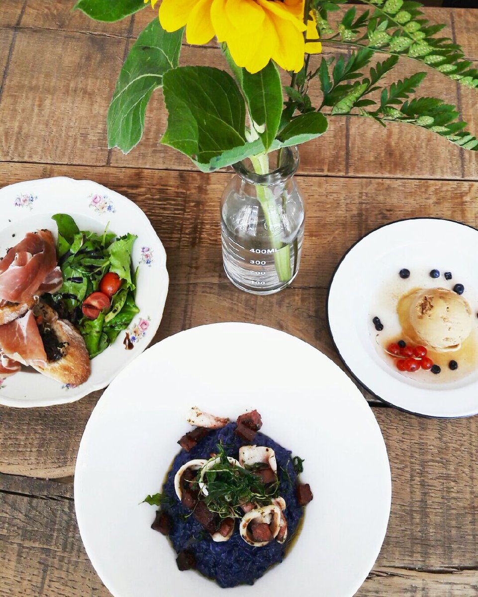 cafebale's tweet photo. ENTRÉE• Brusket jambon de pays 
PLAT• Risotto vialone nano à l'encre de seiche 
DESSERT• Pomme pochée à la cannelle https://t.co/SlrQRvocOp