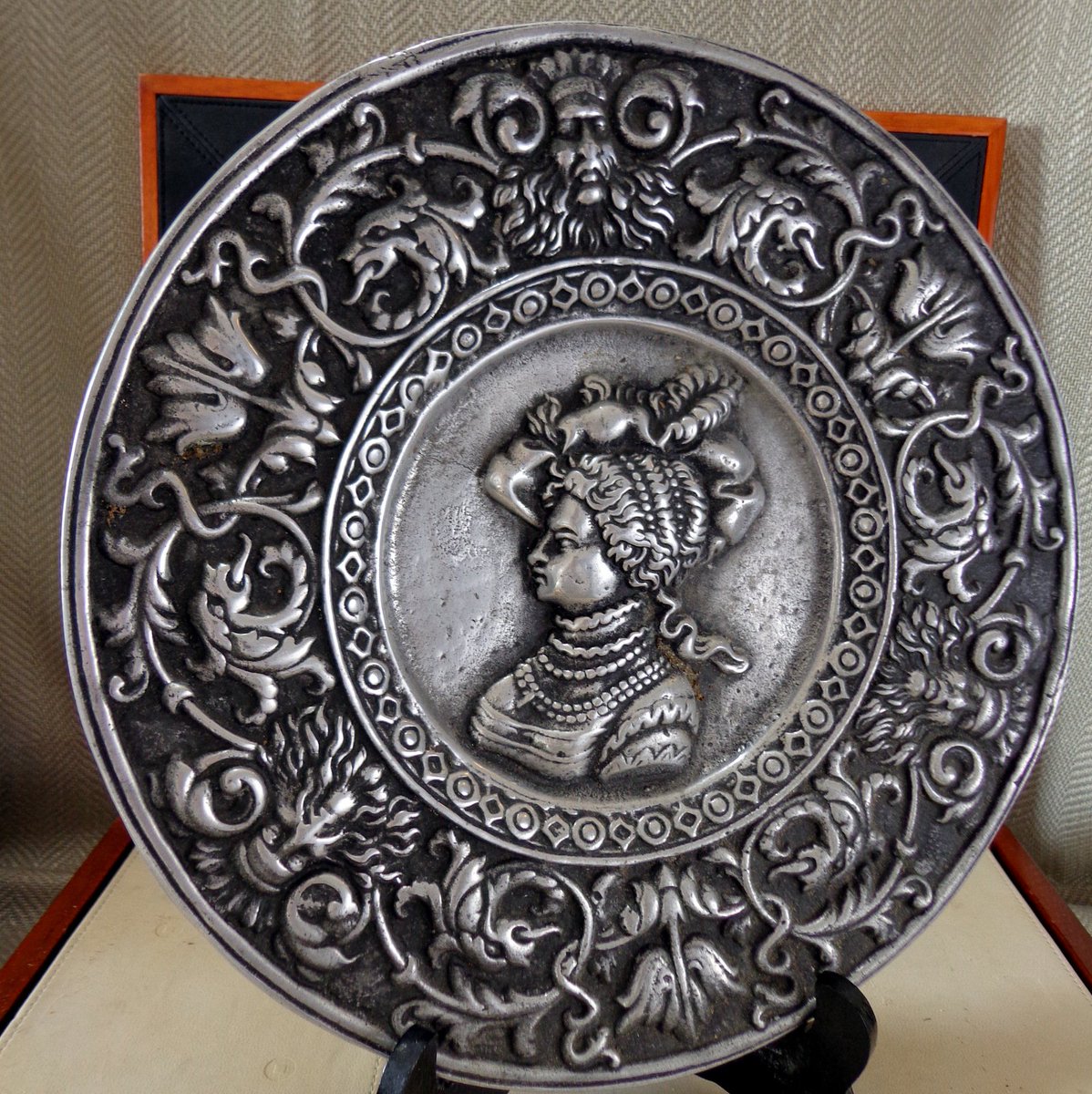 PahlaviLondon's tweet photo. Vintage Spanish Colonial Style Charger Plate #ColonialDecor #SpanishDecor #HomeDecor   https://t.co/FSoHqLcCb7? https://t.co/U1AgGBkRfg