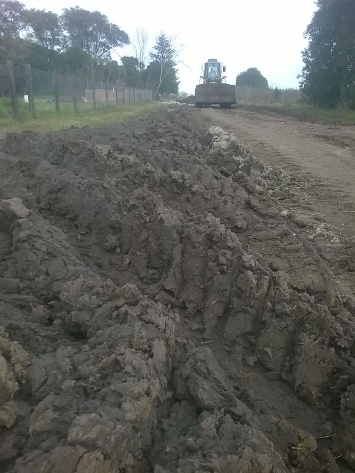 dpventrerios's tweet photo. #ZonalVictoria #Camino desde Antelo hacia Febre. Se realizan tareas de desbarre y de suelo #EntreRios https://t.co/ESO1VlO6e7