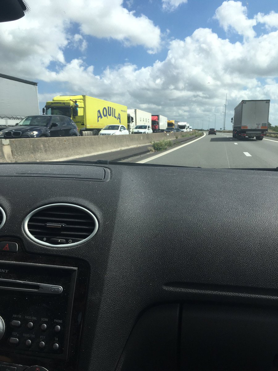 MorganeCorteel's tweet photo. Rij niet langs de autosnelweg naar DePanne! File vanaf de afrit Veurne tot over Frankrijk. @MNMbe @Qmusic_BE https://t.co/RKOFFTQK6k