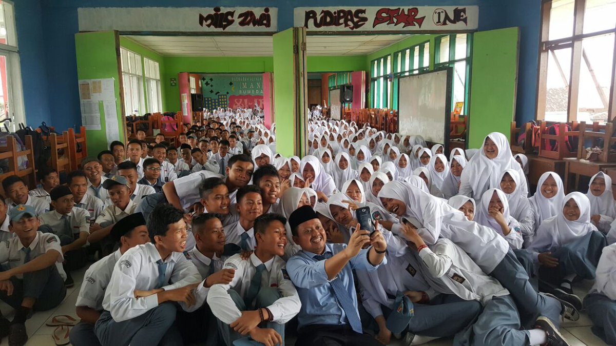 Ber selfie ria sama siswa siswi madrasah aliyah negeri 2 sumedang, semoga menjadi generasi penerus bangsa yg sukses.