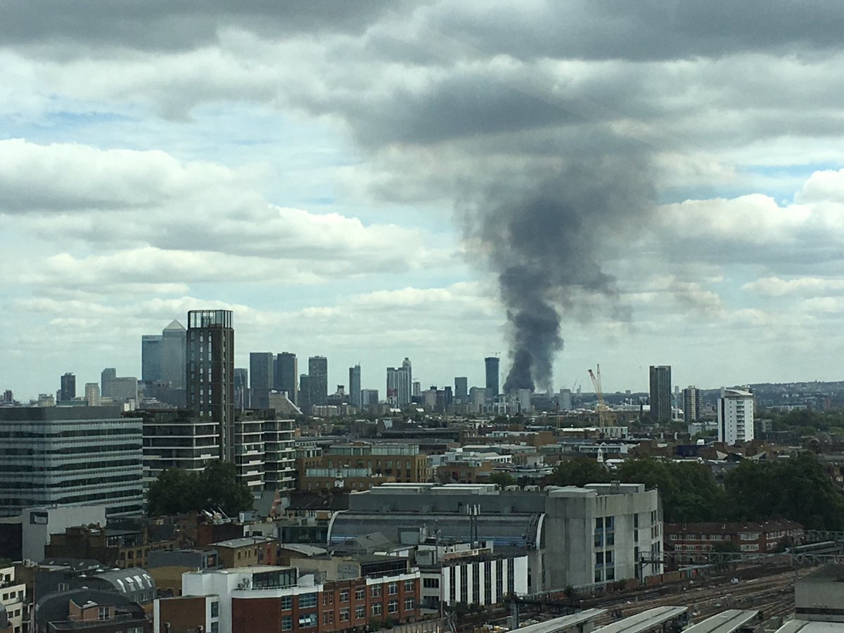 AKC_Chan's tweet photo. What’s happening in London? Fire near Canary Wharf? https://t.co/X1HO6oQ9Go
