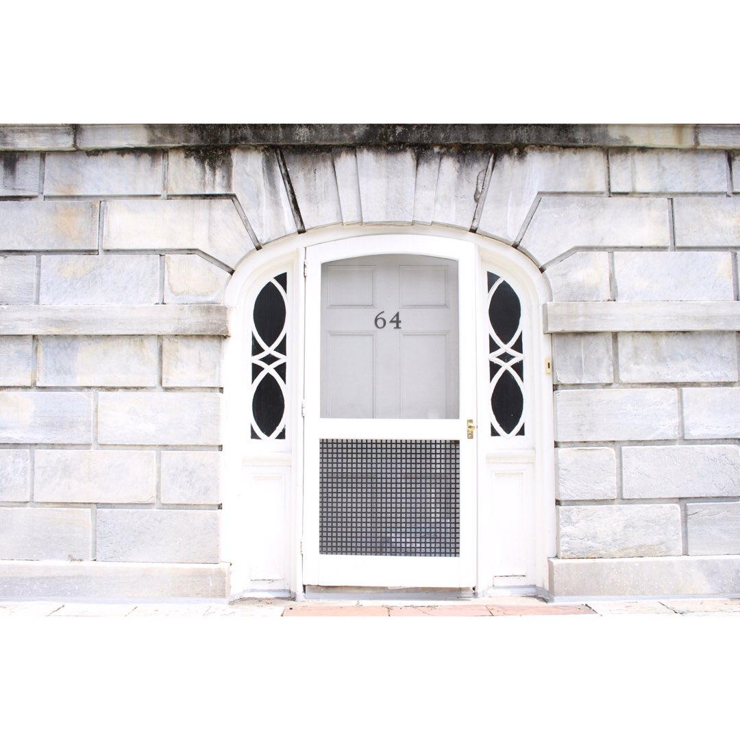 abitofchs's tweet photo. This is only the first floor entrance -There is a double staircase and grand entryway above this #doorsofcharleston https://t.co/0kJ9QDswf4