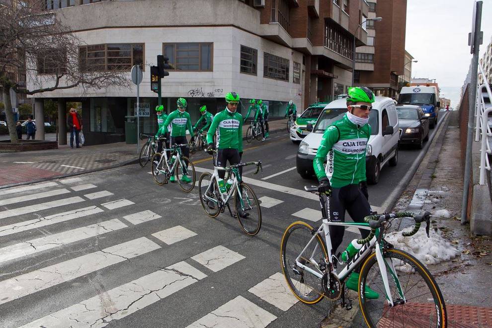 guardiacivil's tweet photo. ¡Da ejemplo de buen conductor y desmóntate!. Los pasos de peatones y las aceras no son vías para ciclistas🚴. https://t.co/SJxK8x4FwC