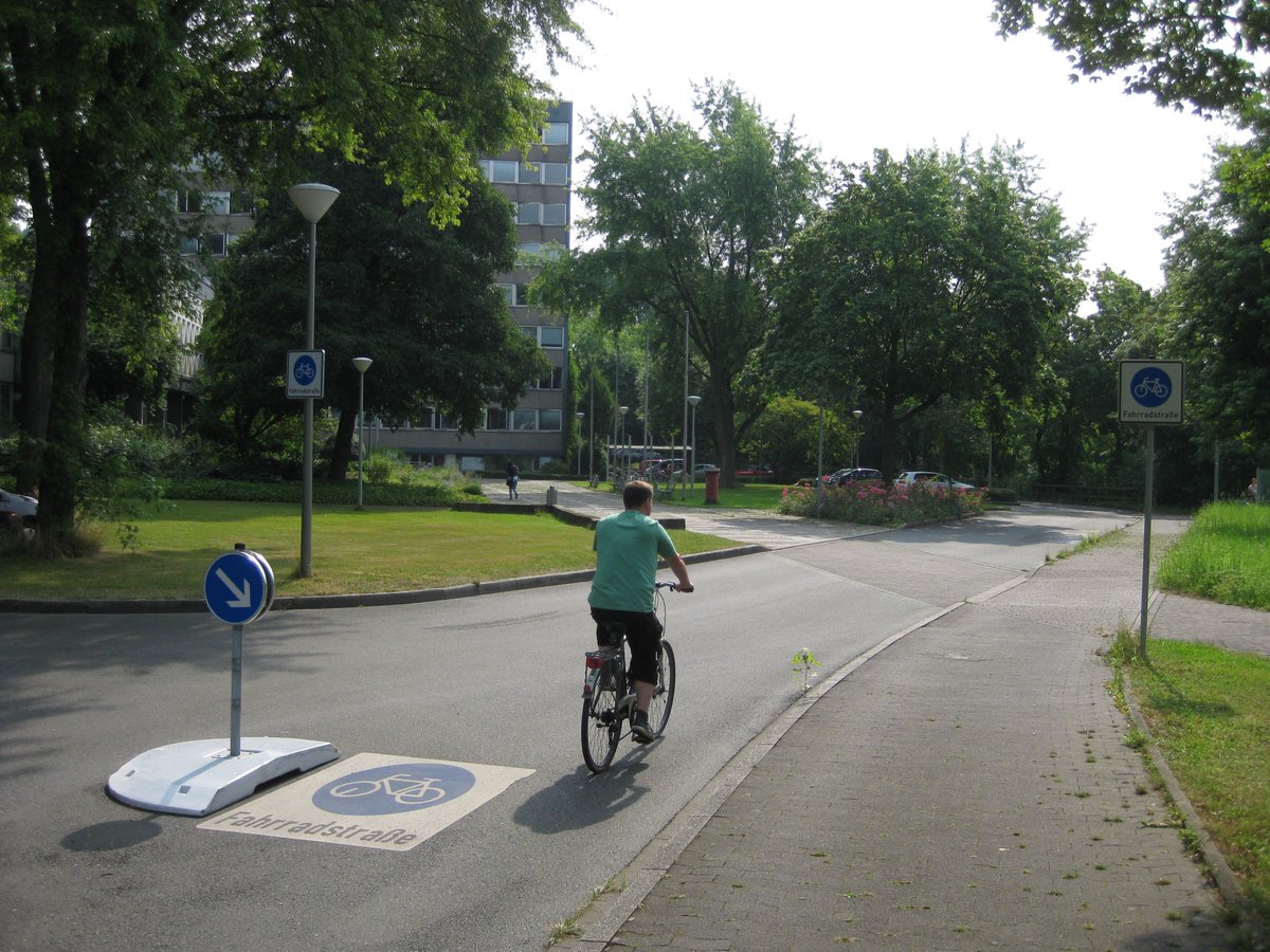 Mehr Sicherheit auf Fahrradstraßen durch Fahrbahnteiler
  
sauerlandkurier.de/hochsauerlandk…