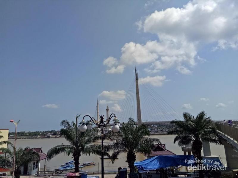 Menikmati Sore di Jembatan Pedestrian Keren di Jambi detik.id/VMiZSn via <a href="/detiktravel/">detikTravel</a>