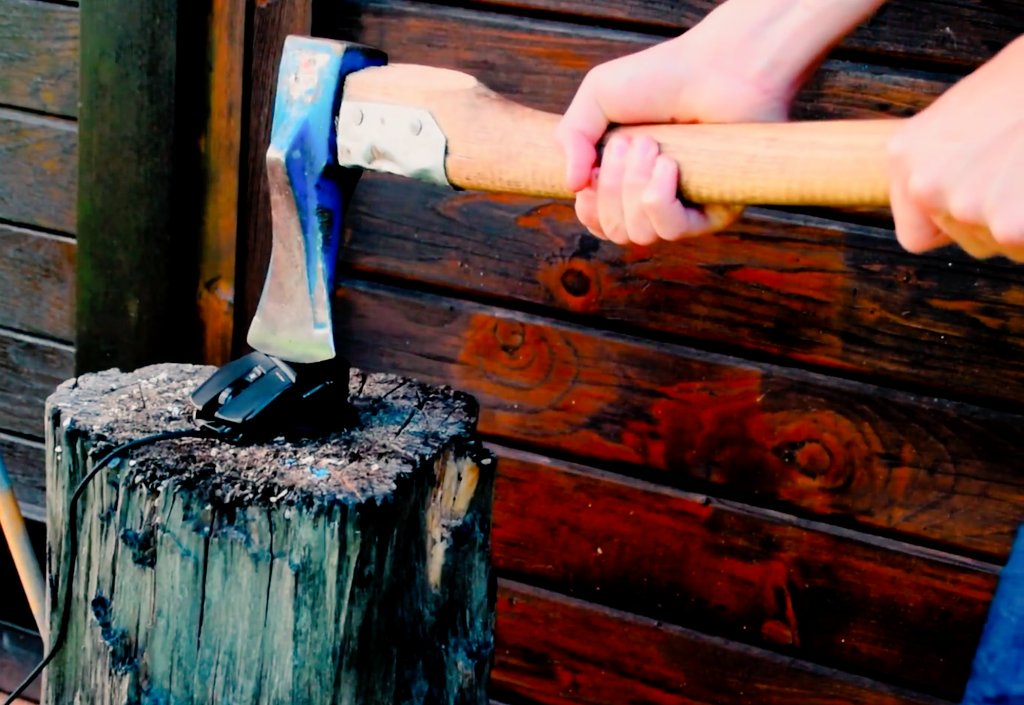 JanEdelmueller's tweet image. GAMING MOUSE GETS SMASHED WITH AXE ! 🔨🔝 here  ➡ m.youtube.com/watch?v=aoluIk…