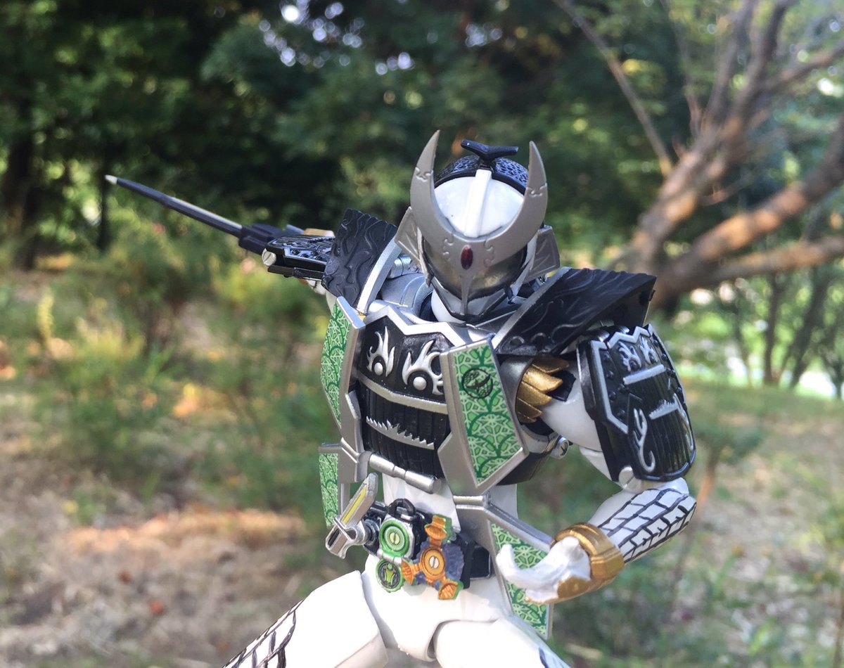 光臨したる天下無双の鎧武者-眩く輝くその姿は、アーマードライダー斬 