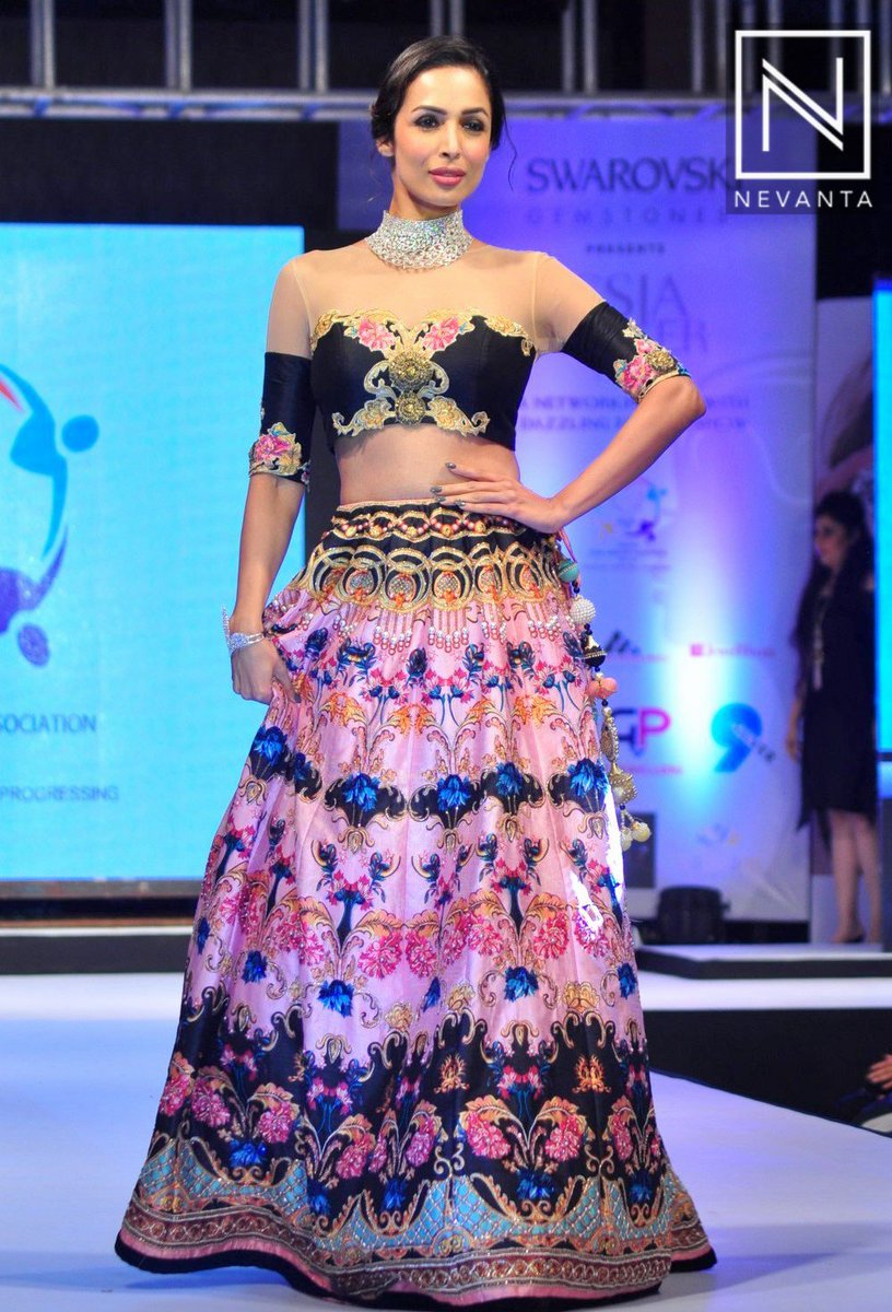 NevantaMedia's tweet photo. #MalaikaArora graced the #ramp in @Archana_Kochhar's ensemble and statement jewellery at #IIJS2016
@MallaAroraFC https://t.co/lJWlvMb052
