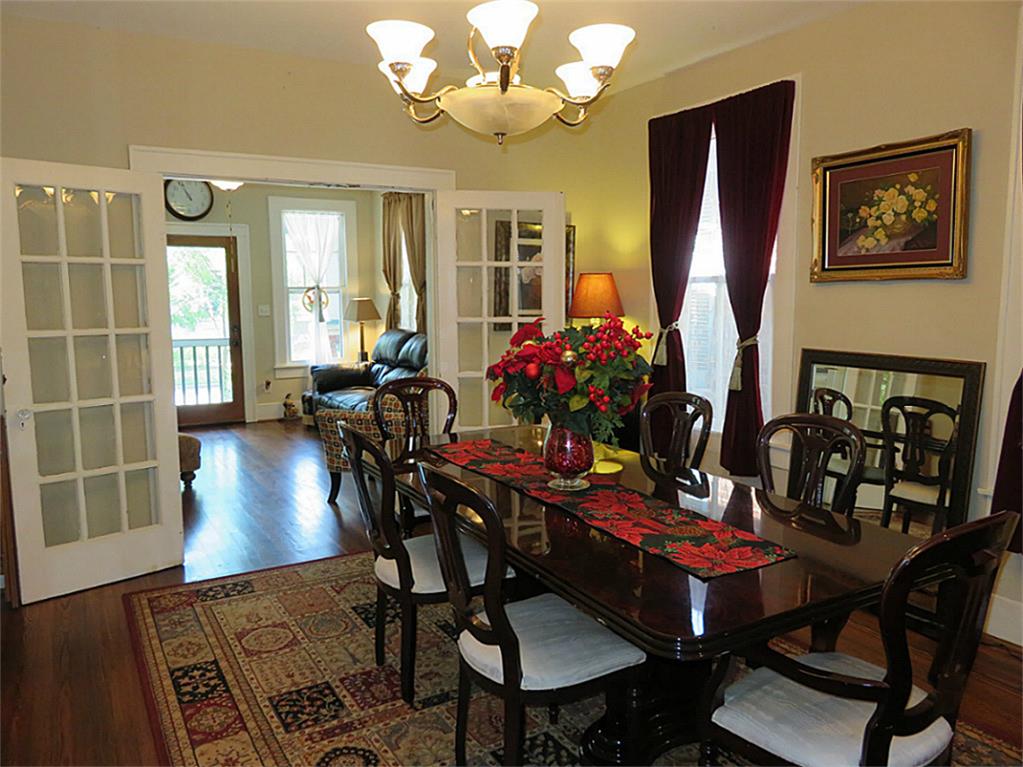 TalkToTomHouse's tweet image. This 2/1 beauty at 2918 Ave O 1/2 in #Galveston won't last! #Hardwoods, #Frenchdoors, close to #beach! It's a WOW!