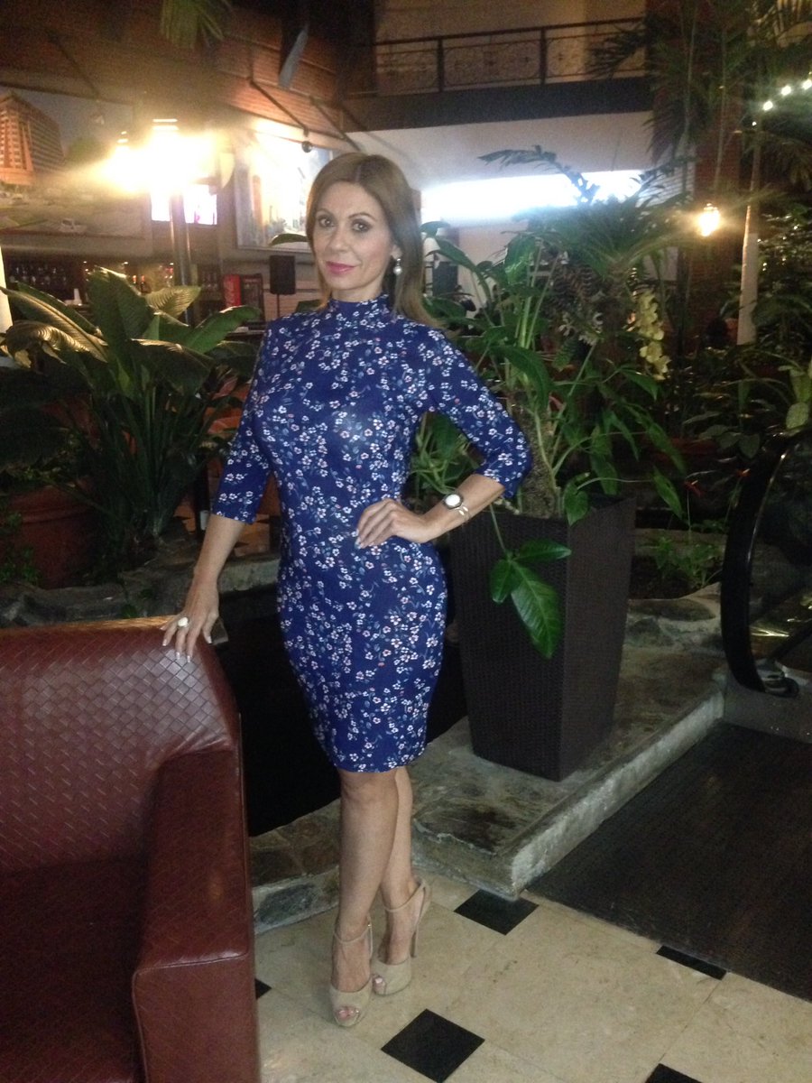 monifernandez's tweet photo. Para los que me han preguntado sobre mi vestuario es de la diseñadora Gabriela Flores @gabychic6 https://t.co/a9hV05aqAh
