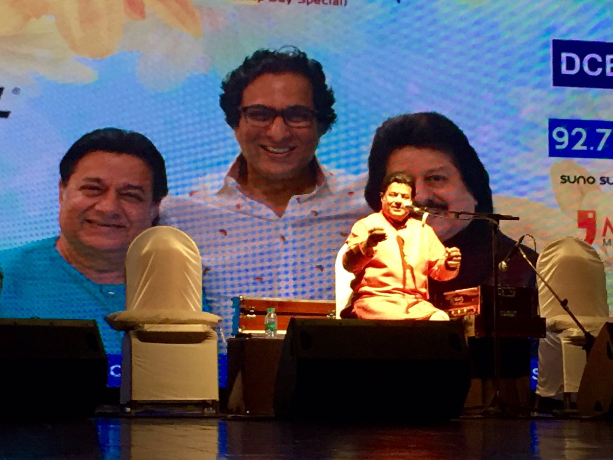 AJ_Kamath's tweet photo. #3masters #TalatAziz #PankajUdhas #AnupJalota #HistoricMoment #indianmusic #indianconcert #www.soundsgoodav.in https://t.co/LjsNmGr6n7