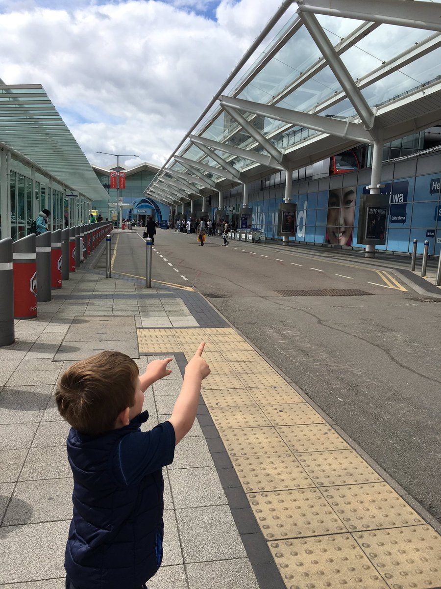 Fredsfowler's tweet photo. Great place for a picnic #planespotting @bhx_official https://t.co/oHuDodfMoW