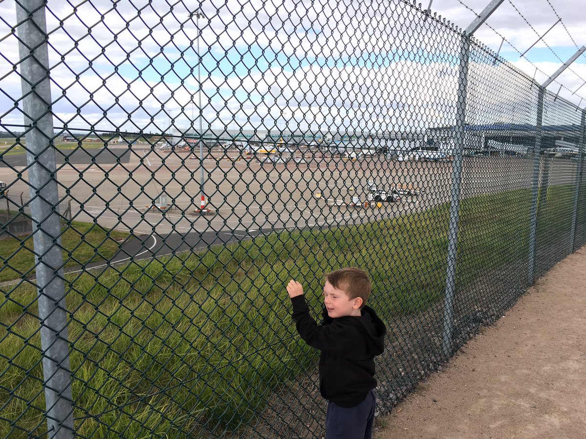 Fredsfowler's tweet photo. Great place for a picnic #planespotting @bhx_official https://t.co/oHuDodfMoW