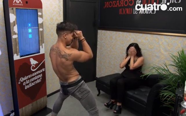 Vertele's tweet photo. Primer striptease en 'First Dates' con final 'infeliz' https://t.co/I4d0DT0jmc #FirstDates96 https://t.co/CuTEs96qWi