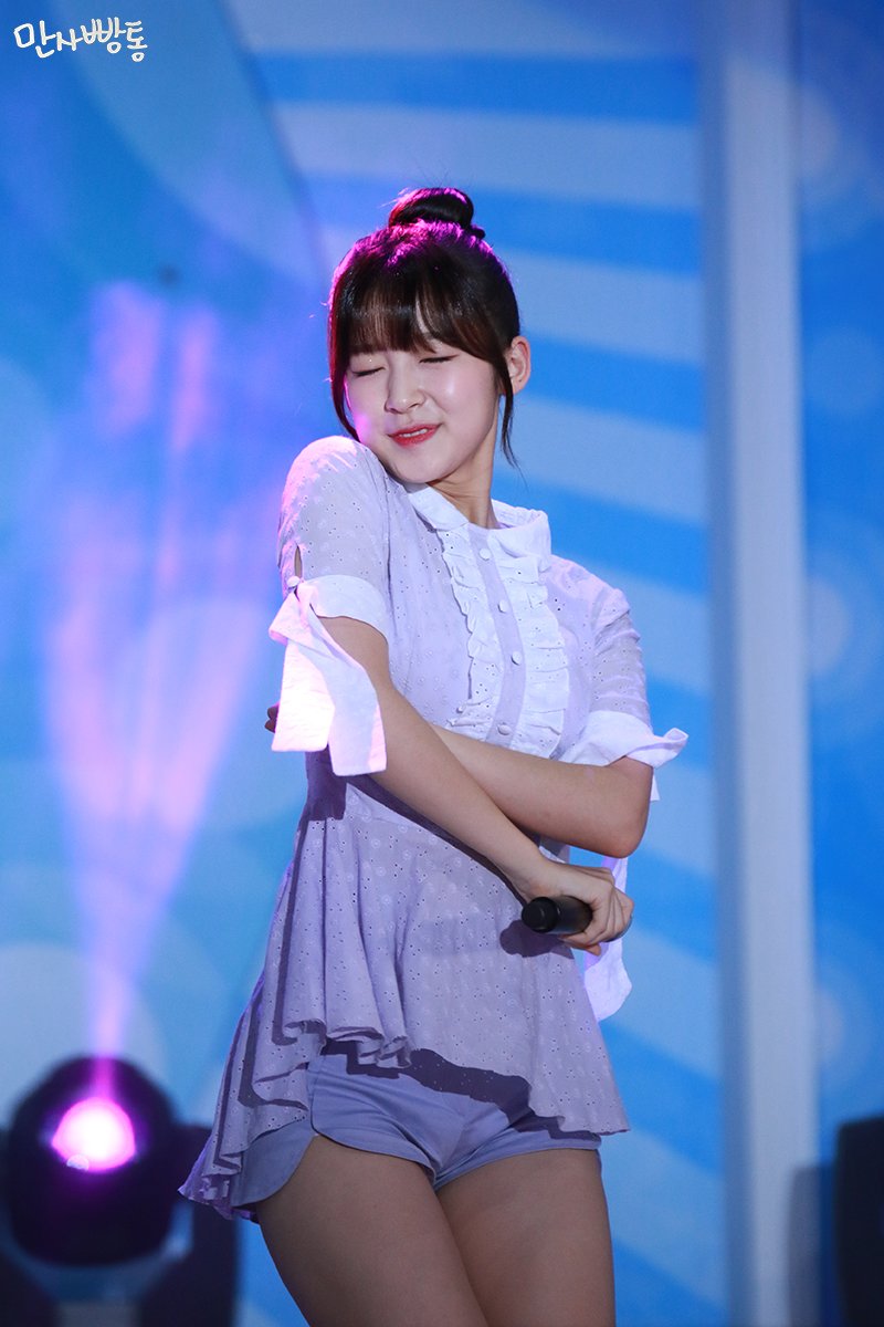 10004bt's tweet photo. 160730 봉화은어축제 #오마이걸 #아린 https://t.co/3nGlBR0Z4h