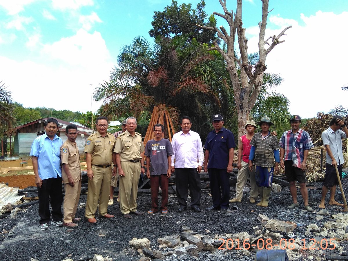 DinIkwan's tweet photo. @ridwanmukti1963  dinsos prov.bkl saat memberikan bntuan kpd krban kebakaran di desa tj.anum kec.girimulya@DinIkwan https://t.co/GBxd2zybc1