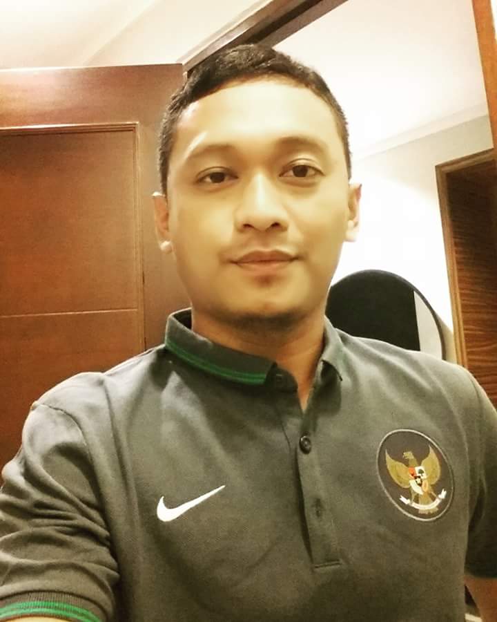 PSMday's tweet photo. Immanuel Maulang, Fisioterapis PSM yang juga merupakan Fisioterapis Timnas untuk Piala AFF 2016. https://t.co/V7M88QL6JL