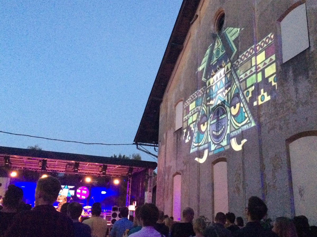 Prenos v živo: IGLU na odru, gužva spodaj. #UD2016