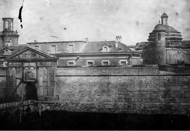 Ocupació militar a Barcelona. La Ciutadella abans de ser enderrocada el 1868. Torre Sant Joan a l’esquerra. Fons CEC