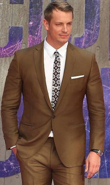Ferragamo's tweet photo. Actor @joelkinnaman wears Ferragamo tailored suiting to the world premiere of #SuicideSquad in NYC. #FerragamoVIP https://t.co/t4mD0vWVXj