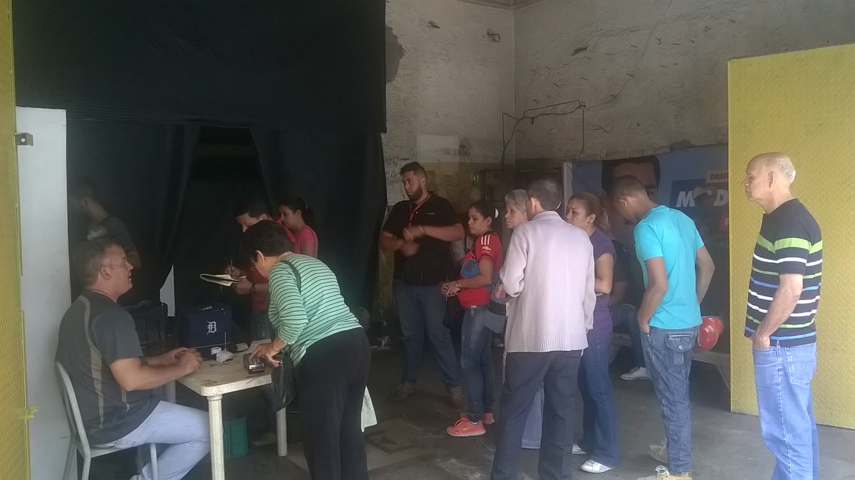 FundacionDMCP's tweet photo. Jornada de pollo realizada el 5/08 y 7/08 del 2016 por la @FundacionDMCP en  @LaCandelaria en el antiguo Cine Rex. https://t.co/MXw8rfh1XR