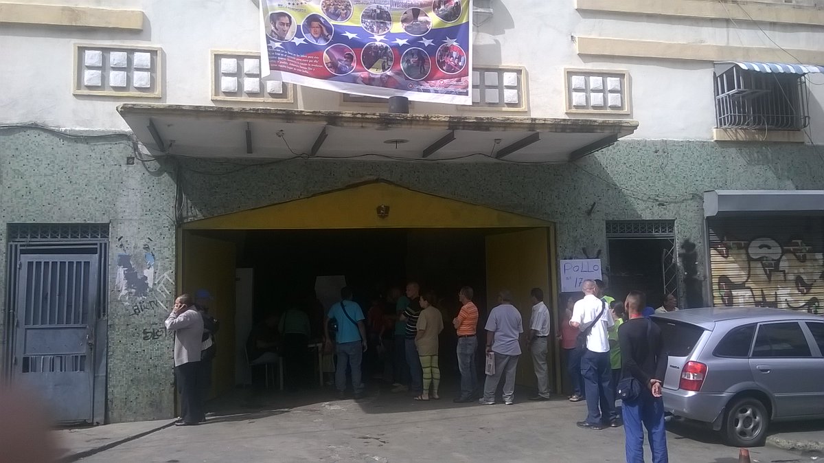 FundacionDMCP's tweet photo. Jornada de pollo realizada el 5/08 y 7/08 del 2016 por la @FundacionDMCP en  @LaCandelaria en el antiguo Cine Rex. https://t.co/MXw8rfh1XR