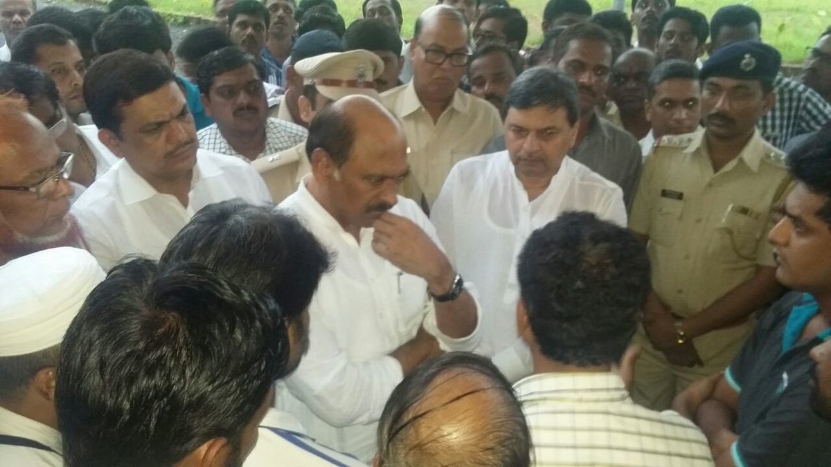 InfoRaigad's tweet photo. विधानपरिषदेचे उपसभापती माणिकराव ठाकरे यांनी आज सायंकाळी महाड दुर्घटनास्थळाची पाहणी केली. @MahaDGIPR https://t.co/B7chcomMIx
