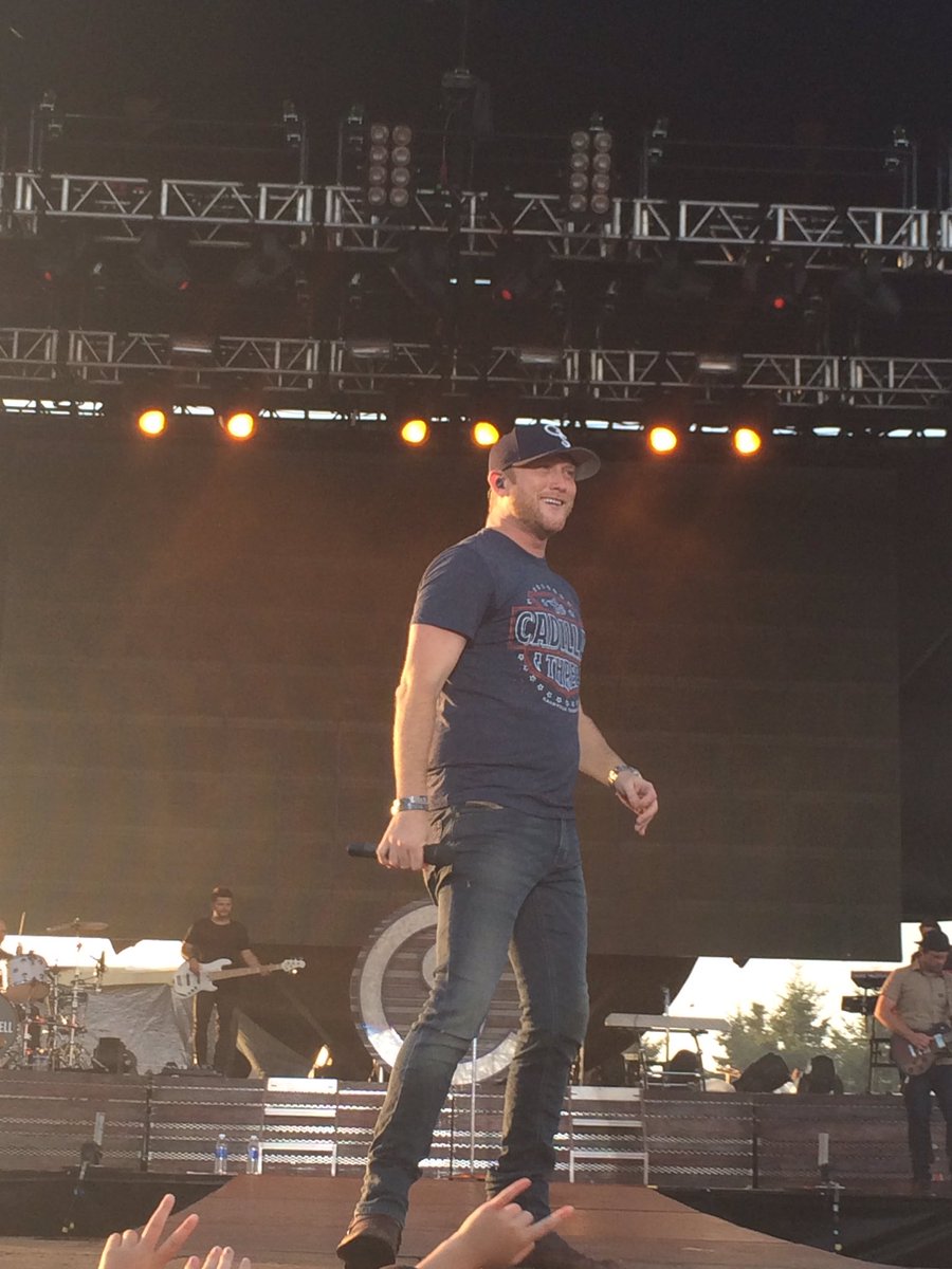 16Lynney's tweet photo. Finally got to see one of my favorite artists @coleswindell on the weekend #beachblast2016 #didnotdisappoint https://t.co/C6JpzatoTm