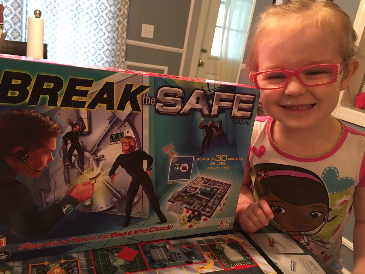 gamegeekninja's tweet photo. This $2 thrift store game is more fun than it has any right to be #BreakTheSafe @Mattel https://t.co/cZr8gjeAlO