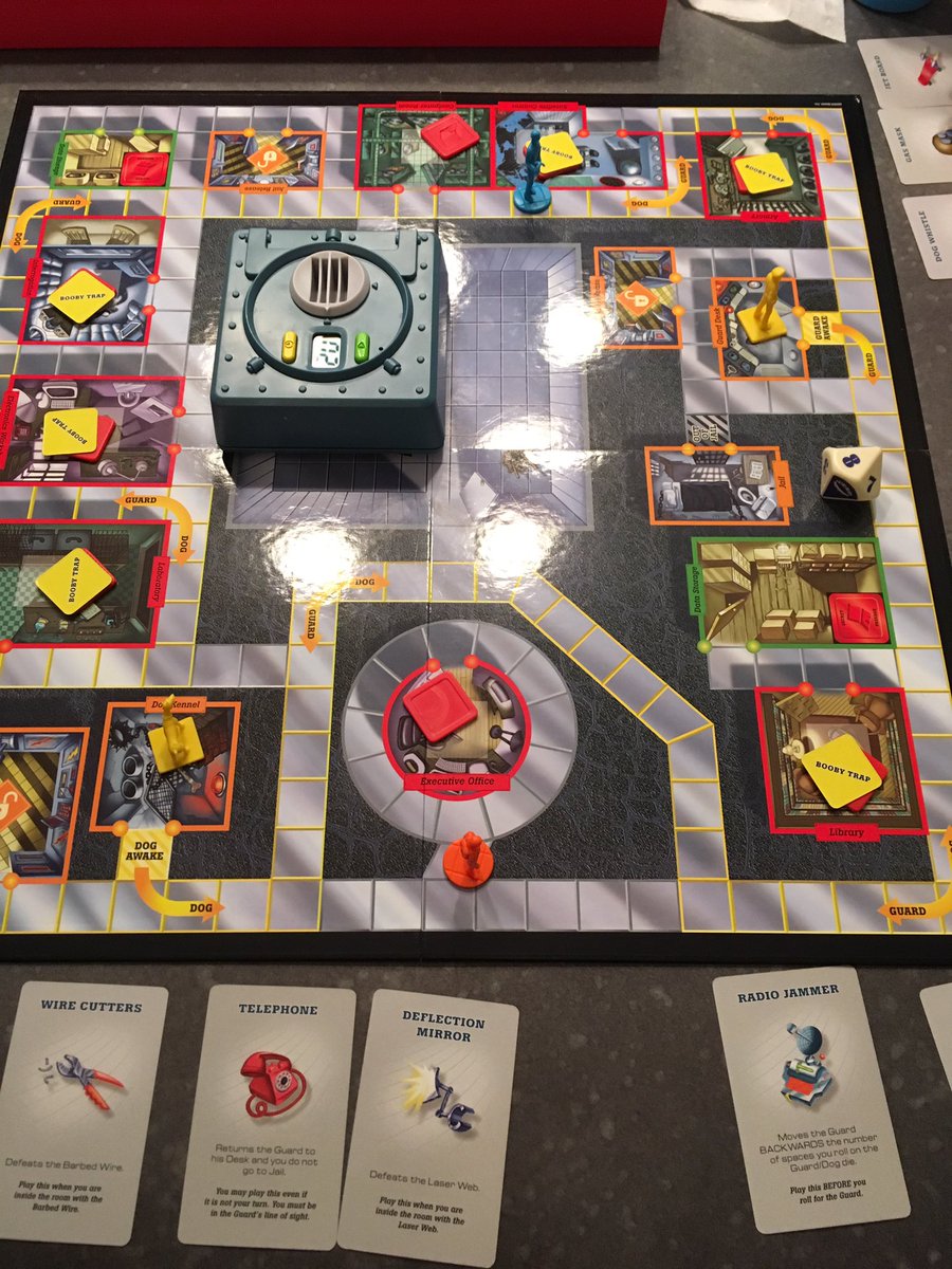 gamegeekninja's tweet photo. This $2 thrift store game is more fun than it has any right to be #BreakTheSafe @Mattel https://t.co/cZr8gjeAlO