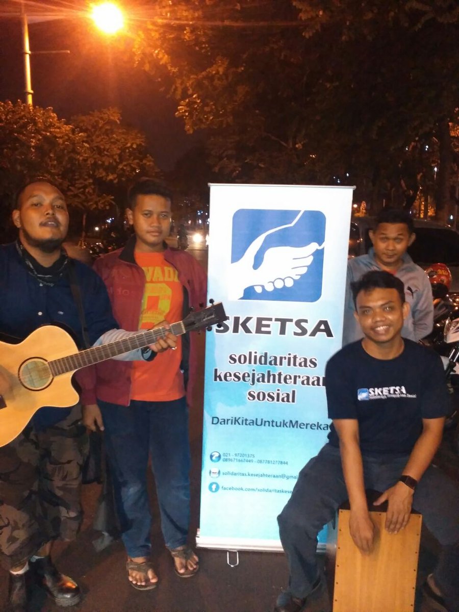 sketsa_id's tweet photo. Mencari receh untuk keberkahan #DariKitaUntukMereka https://t.co/ZicXSoYGmZ