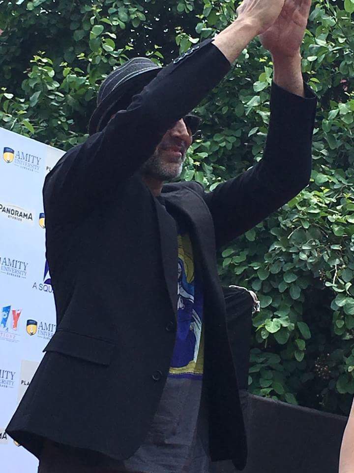 imAbhishrma's tweet photo. @akshaykumar sir spotted at Amity University For #RustomPromotions #4DaysToRustom https://t.co/z8D3pIgGYR