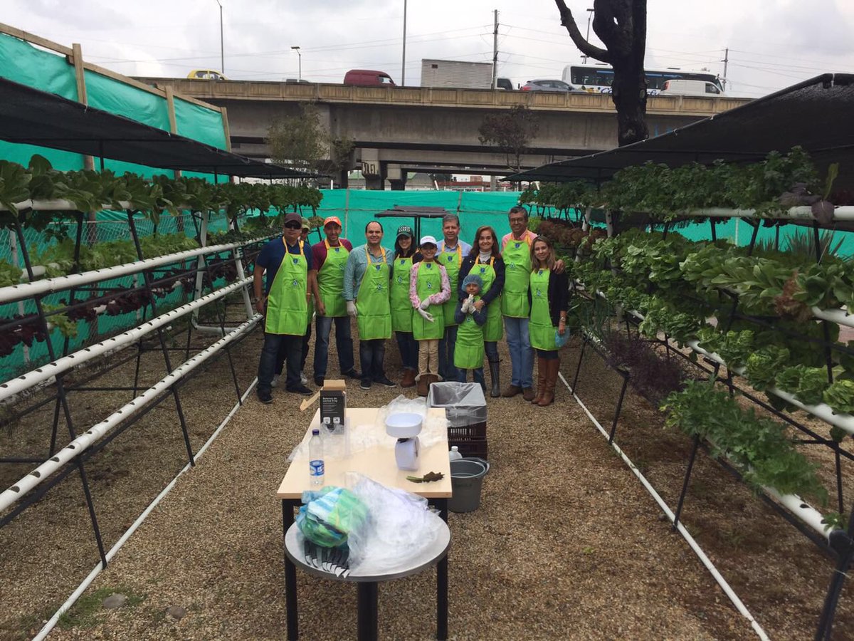 NAmbiental's tweet photo. Agricultura urbana, producción local automatizada, Bogotá en las instalaciones del Politécnico Internacional, Sur https://t.co/tLUMM3Pr0C