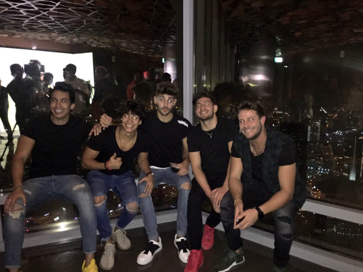 VisitDubai_AR's tweet photo. "ابتسم، انت على القمة!" @The5official يستمتعون بالجولة في @Atthetop_tweets! https://t.co/JK8zrRwAY8