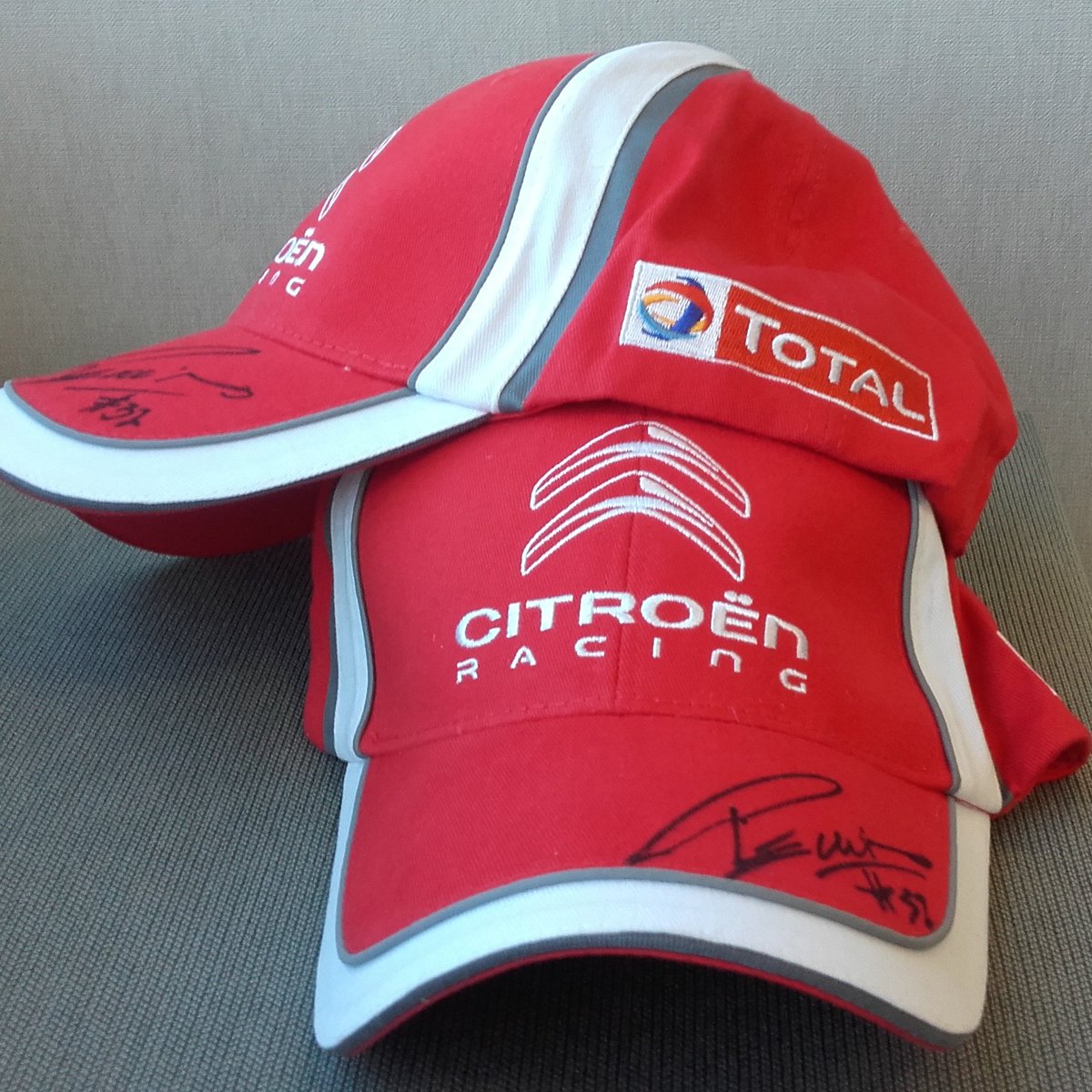 TotalEnergiesAR's tweet photo. Llevate una de las gorras firmadas por @pechito37. Seguinos y RT para participar  👍#CitroënTotalWTCC 🏁🔝 https://t.co/xWF3APqWug