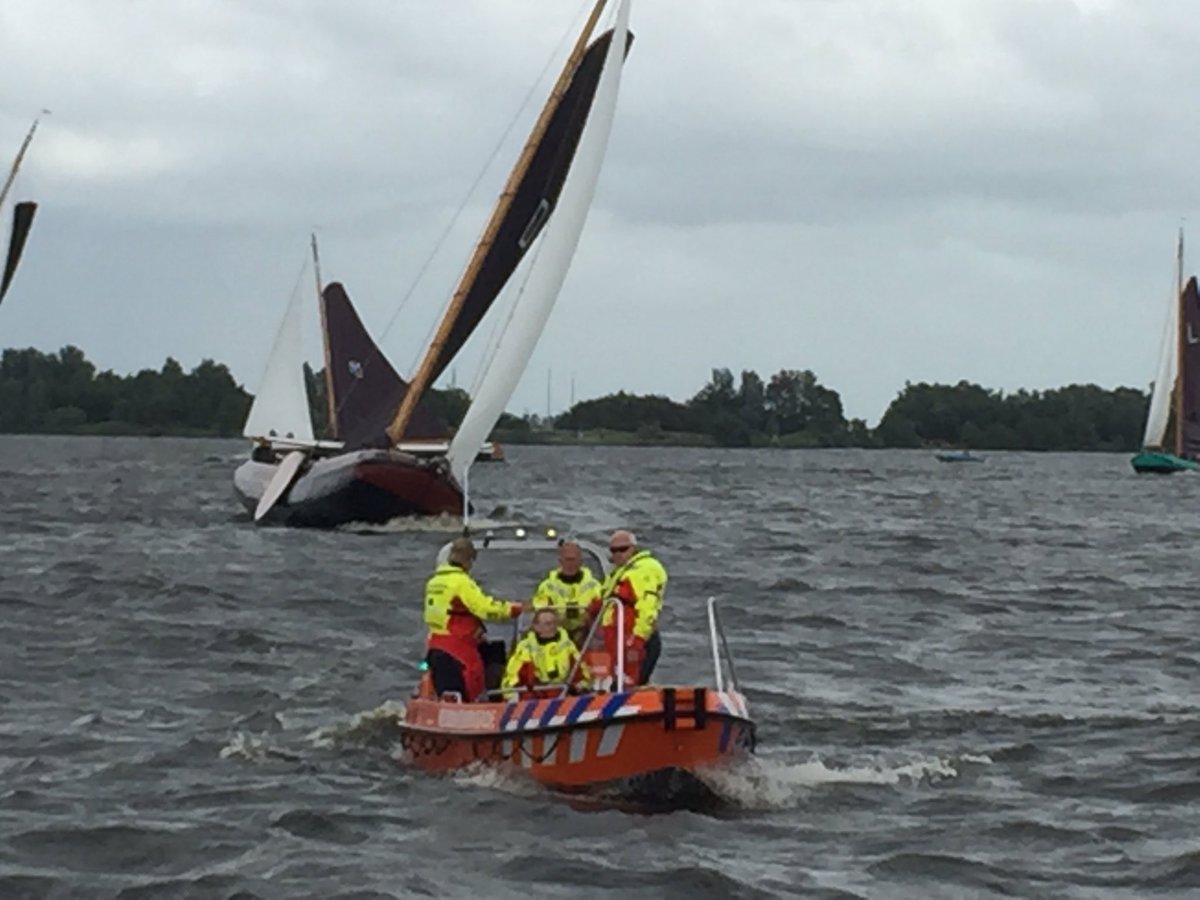 SKSskutsjesilen's tweet image. Samenwerkende hulpdiensten dagelijks paraat op het water @SKSskutsjesilen #SKS16 👍