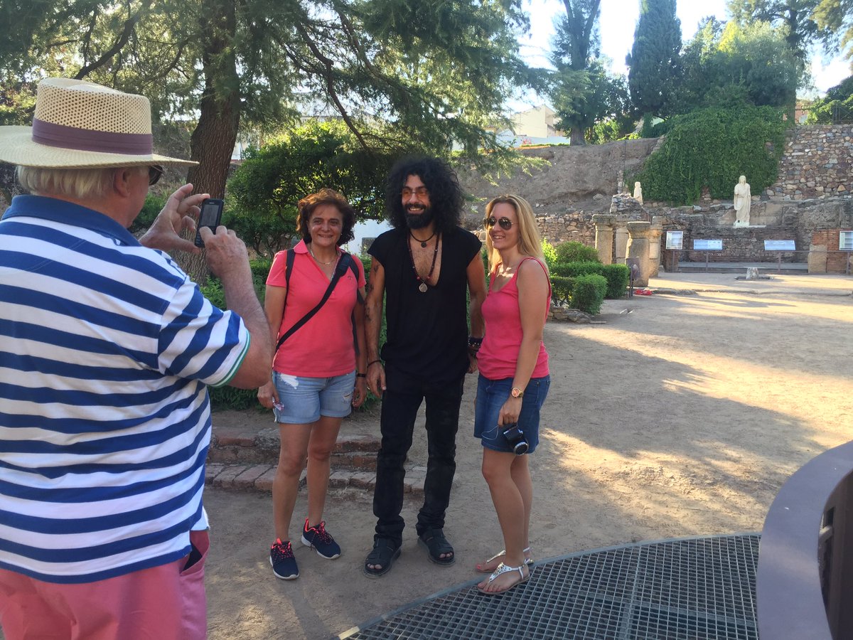 Festival_Merida's tweet photo. Ya ha llegado @AraMalikian al #Teatro romano de #Mérida Un lujo de #música y humanidad https://t.co/BSmyegHS4C