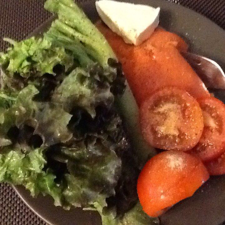 CucinaSemplice's tweet photo. 1of my go to's for a healthy,&amp; easy lunch. Lettuce is your wrap for smoked salmon, laughing cow cheese &amp; tomatoes 😋 https://t.co/ij87t6ANj7